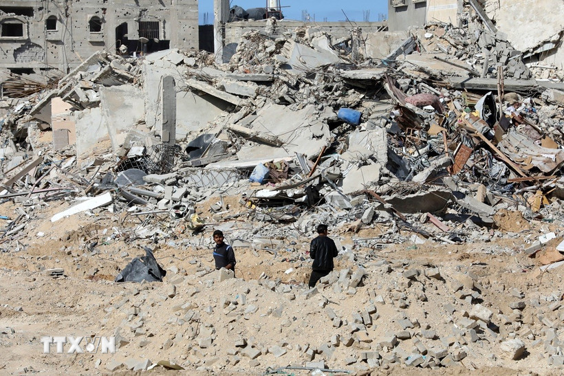 Những tòa nhà bị phá hủy trong các cuộc không kích của Israel xuống thành phố Rafah, phía Nam Dải Gaza. (Ảnh: THX/TTXVN)