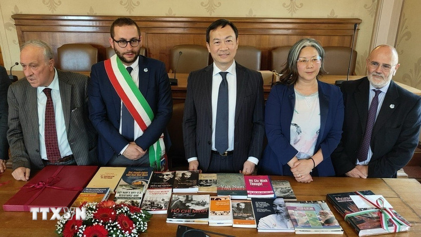 Đại sứ Dương Hải Hưng trao tặng bộ sách về Chủ tịch Hồ Chí Minh tại thành phố Masciano. (Ảnh: Thanh Hải/TTXVN)