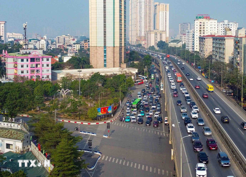 Xe ôtô tham gia giao thông tại tuyến đường Vành đai 3 Hà Nội. (Ảnh: Phạm Kiên/TTXVN)