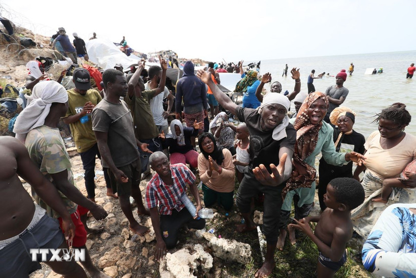 Người di cư tại khu vực biên giới Tunisia-Libya. (Ảnh: THX/TTXVN)