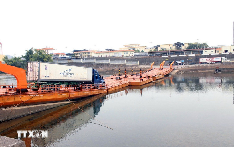 Các phương tiện được thông quan và chở hàng hóa qua lối mở cầu phao Km3+4 Hải Yên. (Ảnh: Vi Thu/TTXVN phát)
