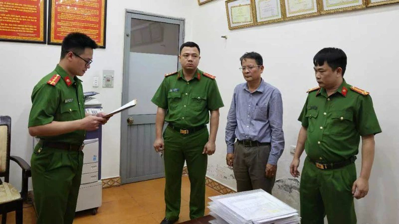 Cơ quan điều tra tiến hành bắt giữ Trần Hồng Hà, Phó Giám đốc Trung tâm Kiểm định kỹ thuật an toàn khu vực 2. (Ảnh: Công an cung cấp)