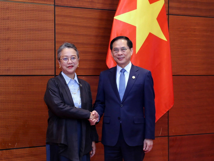 Phó Thủ tướng, Bộ trưởng Bộ Ngoại giao Bùi Thanh Sơn tiếp Thư ký Điều hành Ủy ban Kinh tế và Xã hội khu vực châu Á-Thái Bình Dương của Liên hợp quốc. (Ảnh: An Đăng/TTXVN)