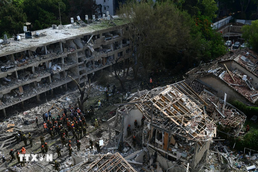 Các tòa nhà bị phá hủy sau cuộc tấn công bằng tên lửa của Iran tại Tel Aviv, Israel, ngày 22/6. (Ảnh: THX/TTXVN)