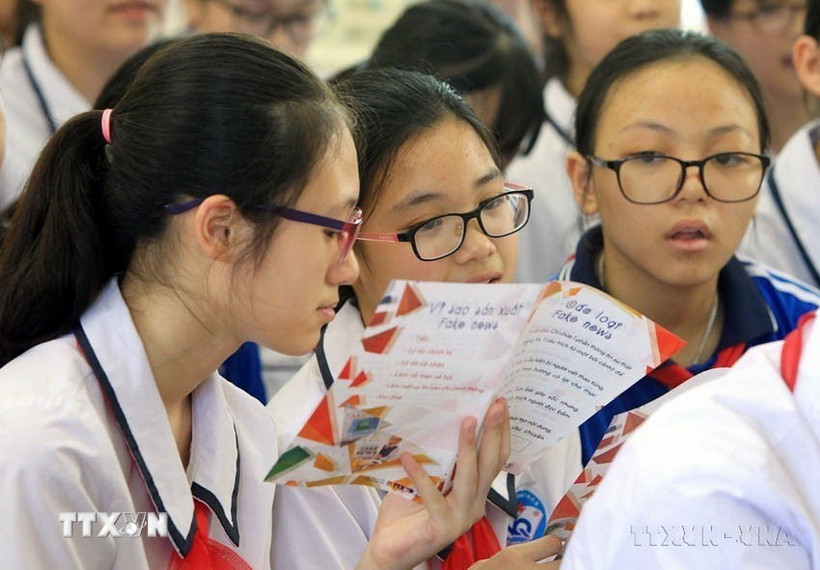 Lớp dạy kỹ năng chống tin giả tại trường Trung học cơ sở Ngô Quyền (Hải Phòng) do Đoàn Thanh niên TTXVN tổ chức. (Ảnh: TTXVN)