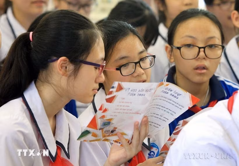Lớp dạy kỹ năng chống tin giả tại trường Trung học cơ sở Ngô Quyền (Hải Phòng) do Đoàn Thanh niên TTXVN tổ chức. (Ảnh: TTXVN)