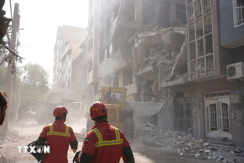 Tòa nhà bị phá hủy sau vụ oanh kích của Israel xuống Tehran. (Ảnh: THX/TTXVN)