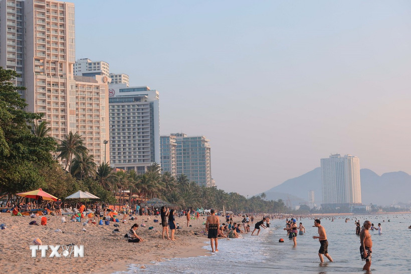 Bãi biển Nha Trang trải dài với nước biển xanh trong là nơi thu hút nhiều du khách đến nghỉ dưỡng, vui chơi. (Ảnh: Hoàng Hiếu/TTXVN)