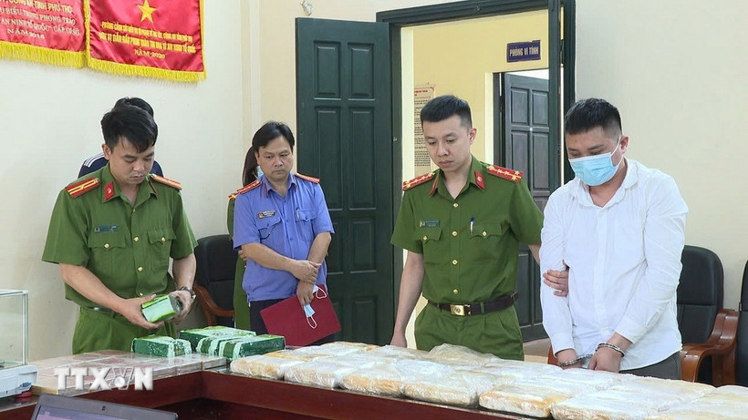 Đối tượng cầm đầu vụ án (phải) bị đề nghị truy tố. (Ảnh: TTXVN phát)