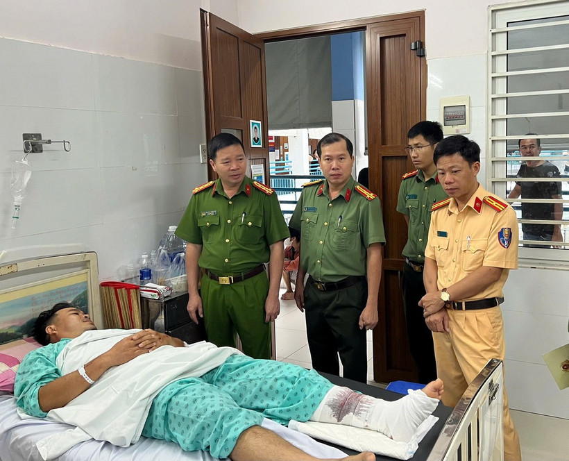 Đại tá Nguyễn Tường Vũ – Phó Giám đốc Công an tỉnh Lâm Đồng - cùng đoàn công tác thăm hỏi Trung tá Nguyễn Hoàng Trung. (Nguồn: Công an tỉnh Lâm Đồng)