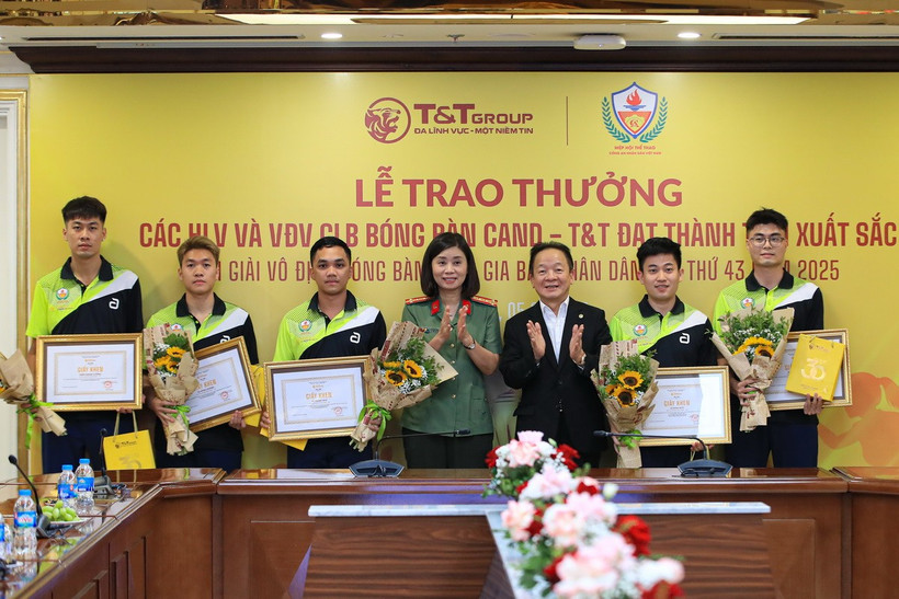 Ông Đỗ Quang Hiển, Nhà sáng lập, Chủ tịch Điều hành Tập đoàn T&T Group, và Đại tá Nguyễn Thị Thúy Thanh, Phó Cục trưởng Cục Công tác Đảng và công tác chính trị (Bộ Công an), Phó Chủ tịch kiêm Tổng thư ký Hiệp hội Thể thao Công an Nhân dân Việt Nam, trao thưởng cho các Vận động viên xuất sắc giành Huy chương Vàng. (Nguồn: T&T Group)