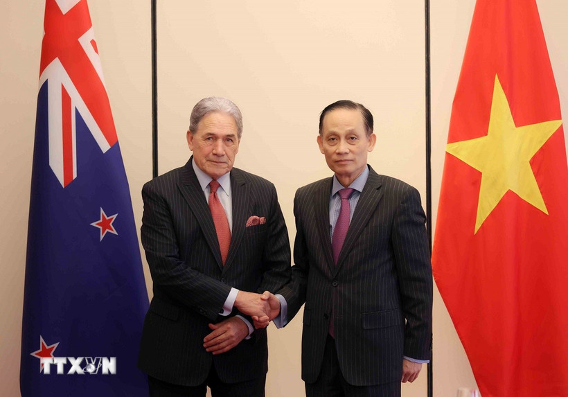Bộ trưởng Bộ Ngoại giao Lê Hoài Trung đón Bộ trưởng Ngoại giao New Zealand Winston Peters. (Ảnh: An Đăng/TTXVN)