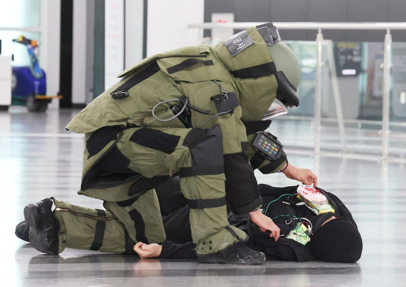 Diễn tập chống khủng bố tại Sân bay quốc tế Gimhae ở Busan để chuẩn bị cho Hội nghị thượng đỉnh APEC. (Nguồn: Yonhap)