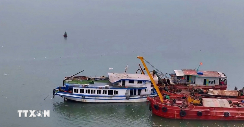 Tàu Vịnh Xanh đã được bơm hết nước trong khoang ra ngoài và lai dắt về khu vực nhà máy đóng tàu Hạ Long chờ xử lý. (Ảnh: Thanh Vân/TTXVN)