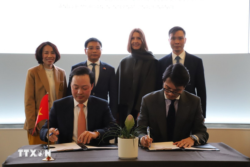 Đại diện của Bộ Tài và Ngân hàng J.P. Morgan ký biên bản ghi nhớ hợp tác. (Ảnh Hữu Tiến/TTXVN)