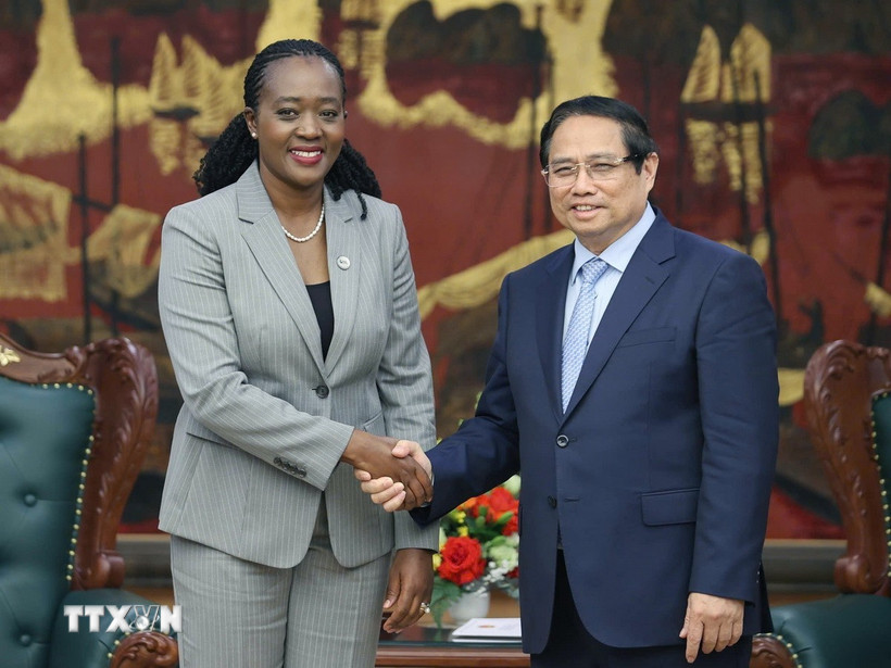 Thủ tướng Phạm Minh Chính tiếp bà Soipan Tuya, Bộ trưởng Nội các về Quốc phòng Kenya. (Ảnh: Dương Giang/TTXVN)