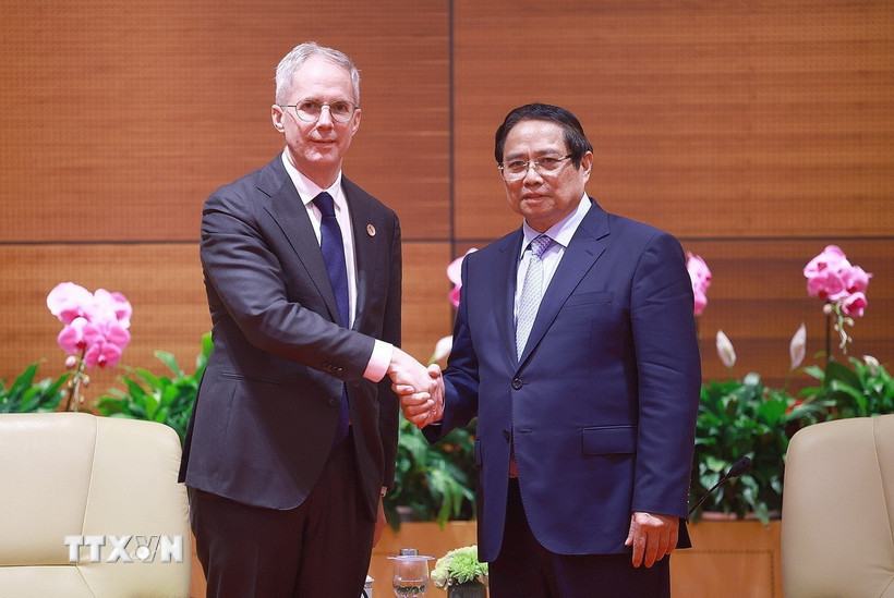 Thủ tướng Phạm Minh Chính tiếp ông Scott Morris, Phó Chủ tịch Ngân hàng Phát triển châu Á (ADB). (Ảnh: Dương Giang/TTXVN)