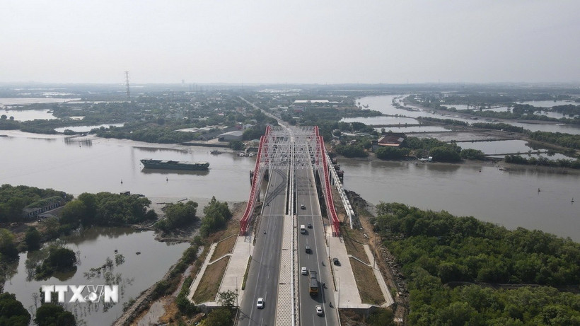 Cầu Cỏ May 1 và Cỏ May 2 song song (tại vị trí mũi tấn công chính của quân giải phóng) trở thành huyết mạch phát triển kinh tế của thành phố Vũng Tàu. (Ảnh: Đoàn Mạnh Dương/TTXVN)