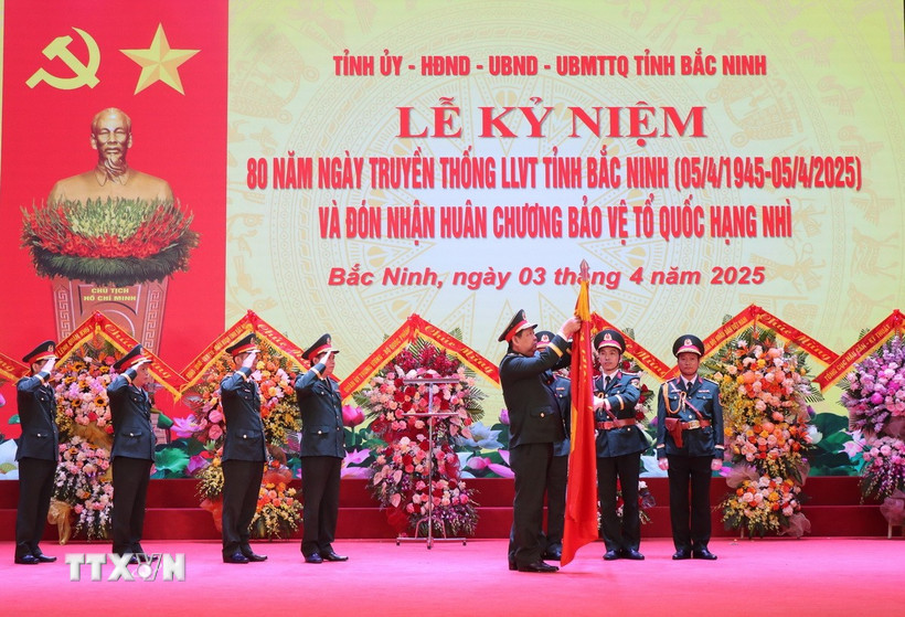 Thượng tướng Huỳnh Chiến Thắng, Phó Tổng Tham mưu trưởng Quân đội nhân dân Việt Nam, trao Huân chương Bảo vệ Tổ quốc hạng Nhì cho Bộ Chỉ huy quân sự tỉnh Bắc Ninh. (Ảnh: Thanh Thương/TTXVN)