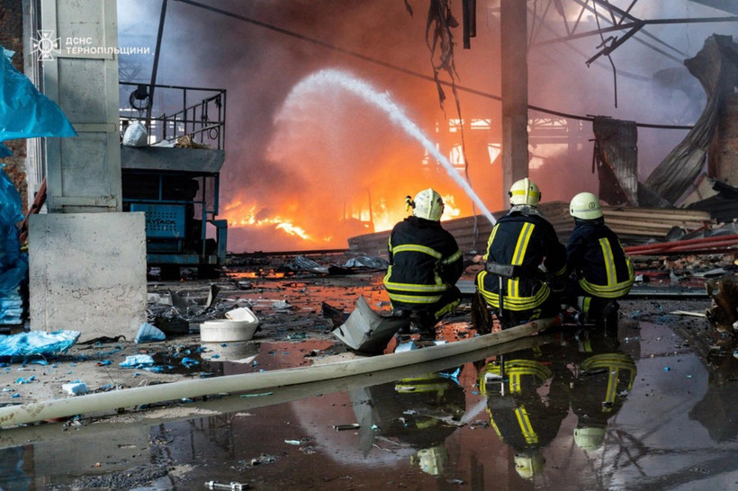 Lính cứu hỏa đang dập tắt đám cháy tại một cơ sở công nghiệp sau cuộc không kích của Nga tại khu vực Ternopil. (Nguồn: Cơ quan Cứu hộ Khẩn cấp Ukraine)