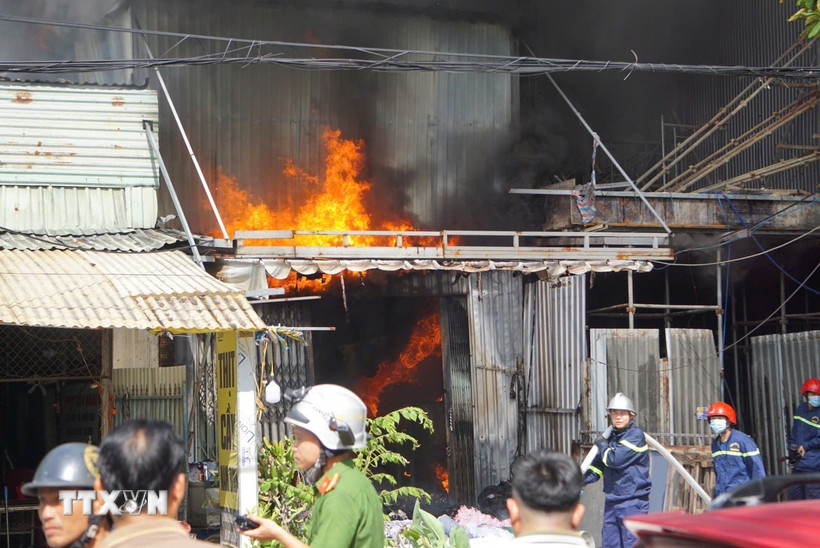 Hiện trường vụ cháy tại nhà kho chứa vải ở phường An Khê, thành phố Đà Nẵng. (Ảnh: TTXVN phát)