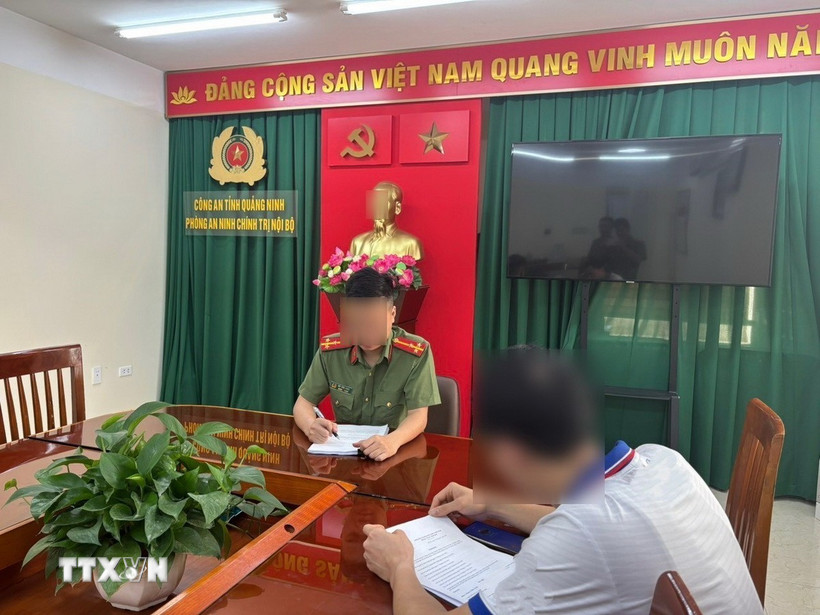 Tung tin sai sự thật ảnh hưởng đến uy tín của Công an nhân dân, ông N.V.T bị xử phạt hành chính 5 triệu đồng. (Ảnh: TTXVN phát)