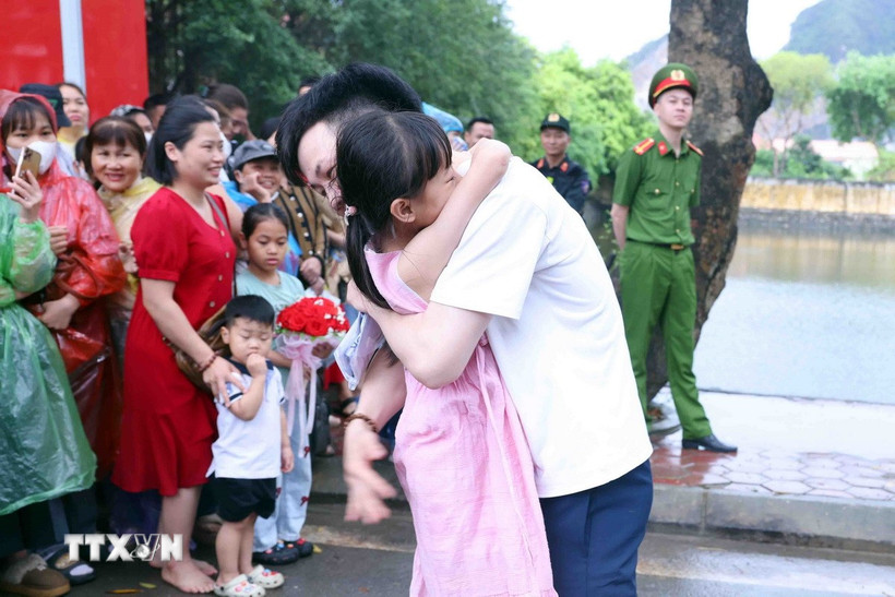 Niềm vui của người đặc xá khi gặp lại người thân sau thời gian dài xa cách. (Ảnh: Phạm Kiên/TTXVN)