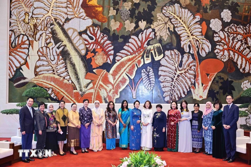 L'épouse de la présidente de l'Assemblée nationale Nguyen Thi Thanh Nga et le groupe des femmes de la communauté de l'ASEAN. (Photo : Minh Duc/VNA)