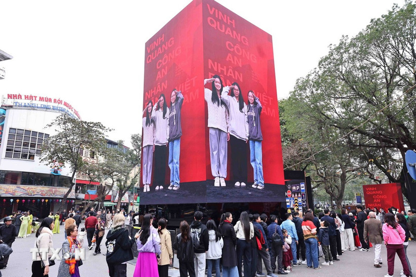 Người dân trải nghiệm ứng dụng hiện đại, mang đến trải nghiệm đa chiều, sống động. (Ảnh: Minh Đức/TTXVN)