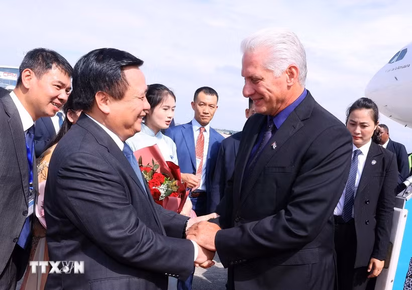 Ông Nguyễn Xuân Thắng, Ủy viên Bộ Chính trị, Giám đốc Học viện Chính trị quốc gia Hồ Chí Minh, Chủ tịch Hội đồng Lý luận Trung ương, đón Bí thư Thứ nhất, Chủ tịch nước Cuba Miguel Díaz-Canel Bermúdez và Phu nhân tại Sân bay quốc tế Nội Bài. (Ảnh: Văn Điệp/TTXVN)