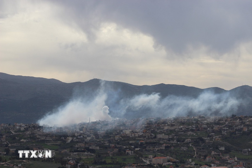 Khói bốc lên tại địa điểm ở Khiam, Liban sau một vụ tấn công của Israel. (Ảnh: THX/TTXVN)