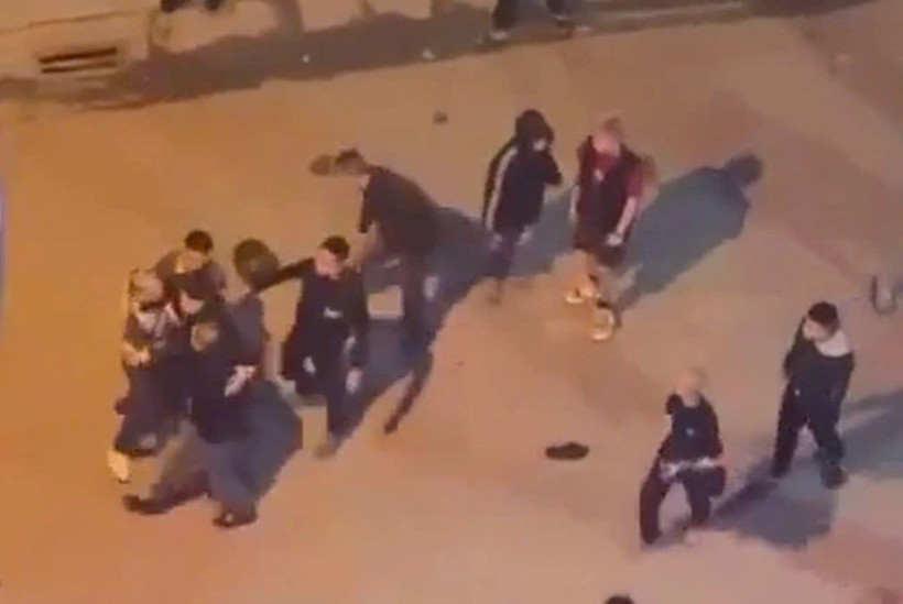 Hình ảnh cắt từ clip, thời điểm hai bên xảy ra xô xát.