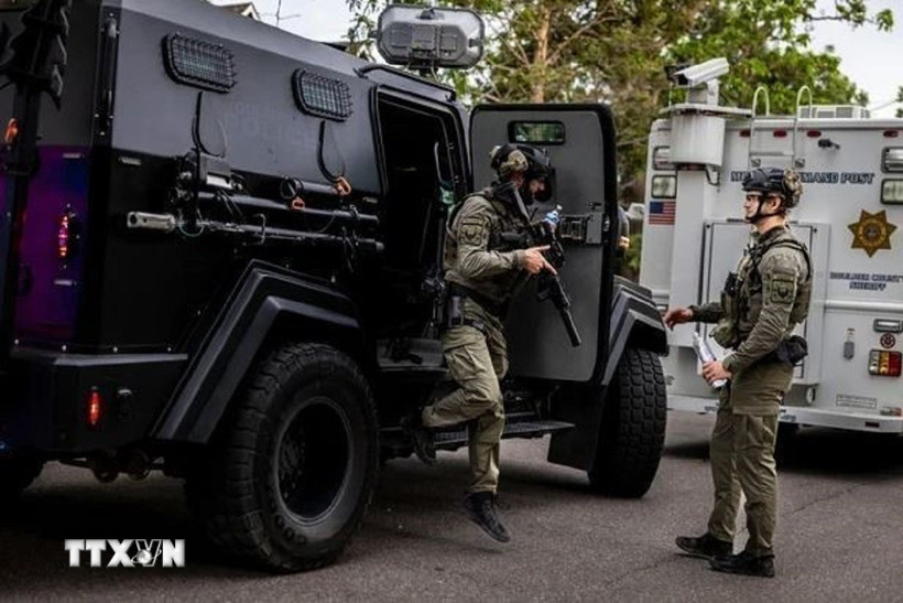 Cảnh sát Mỹ điều tra tại hiện trường một vụ tấn công. (Ảnh: CBS News/TTXVN)