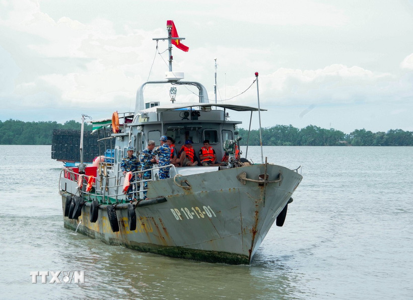 Lực lượng cứu hộ tàu Hải đội 2 Bộ đội Biên phòng Sóc Trăng cứu nạn kịp thời các thuyền viên đưa vào bờ an toàn. (Ảnh: TTXVN phát)