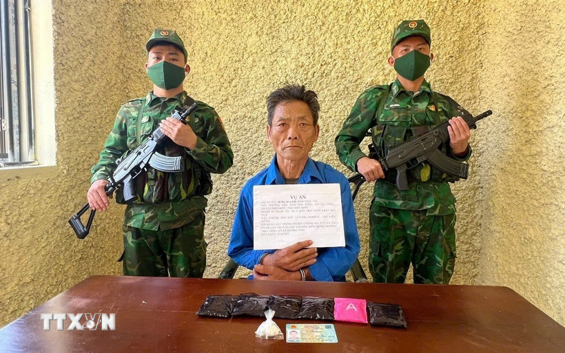 Đối tượng Sùng A Cở và tang vật vụ án. (Ảnh: TTXVN phát)