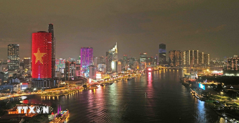 Thành phố Hồ Chí Minh - trung tâm kinh tế, văn hóa, du lịch đầu tàu của cả nước rực sáng trong đêm. (Ảnh: Vũ Sinh/TTXVN)