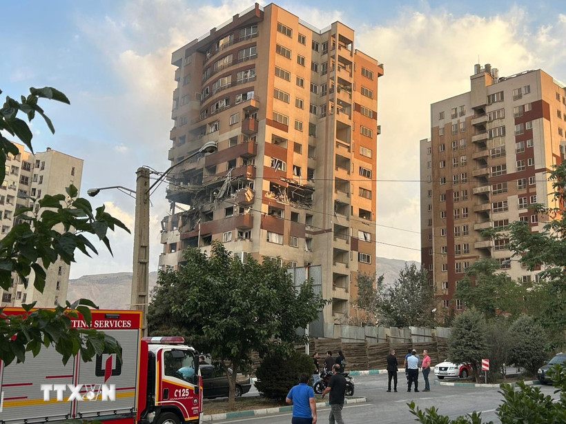 Một tòa nhà bị phá hủy sau vụ không kích của Israel xuống thủ đô Tehran của Iran. (Ảnh: AA/TTXVN)