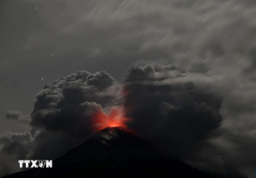 Tro bụi phun lên từ núi lửa Lewotobi Laki-laki ở Đông Flores, tỉnh Đông Nusa Tenggara, Indonesia. (Ảnh: THX/TTXVN)