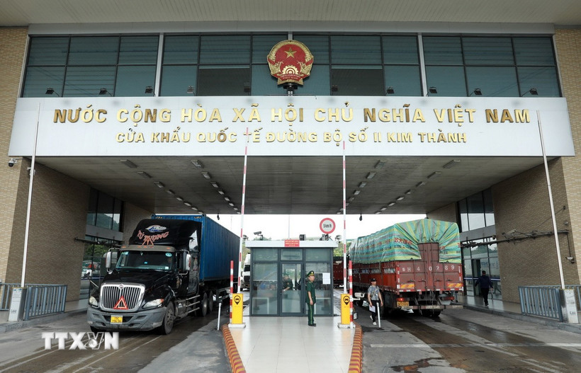 Xe container chở hàng hóa chờ làm thủ tục tại cửa khẩu quốc tế đường bộ số 2 Kim Thành, Lào Cai. (Ảnh: Quốc Khánh/TTXVN)