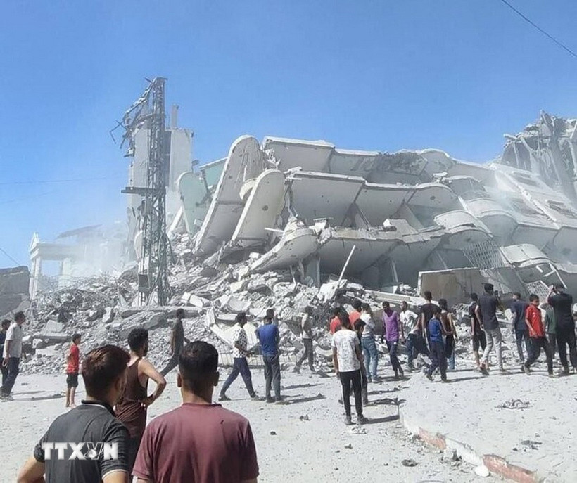 Tòa nhà bị phá hủy sau cuộc không kích của Israel xuống Dải Gaza. (Ảnh: IRNA/TTXVN)