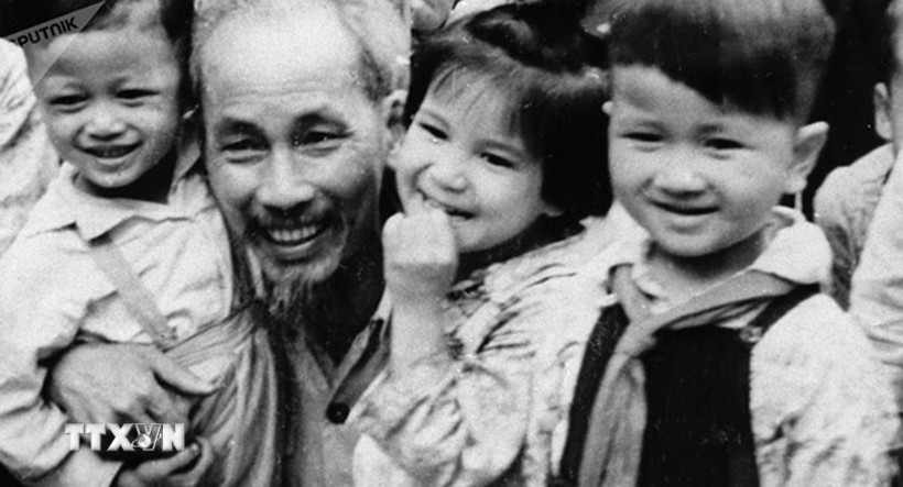 Bác Hồ và các cháu thiếu nhi Thủ đô, năm 1955. (Ảnh: Tư liệu/TTXVN phát)