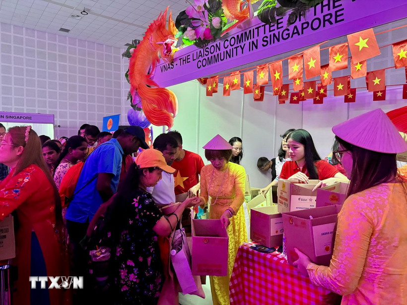 Gian hàng của cộng đồng người Việt Nam tại Singapore. (Ảnh: Đỗ Vân/TTXVN)