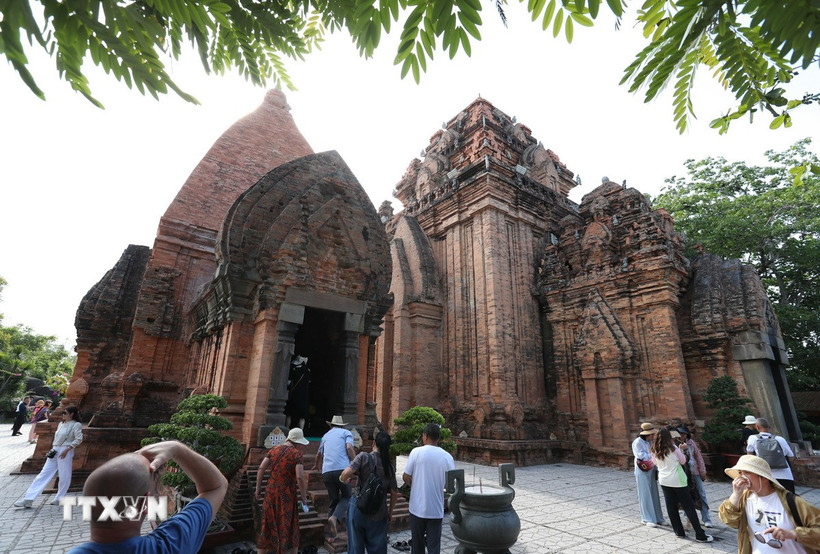 Tháp Bà Ponagar là điểm đến không thể bỏ qua của du khách mỗi khi đến thành phố biển Nha Trang. (Ảnh: Hoàng Hiếu/TTXVN)
