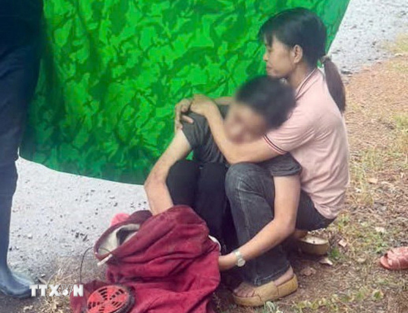Chị L. khi vừa được tìm thấy. (Ảnh: TTXVN phát)