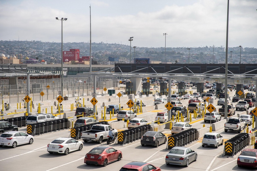 Ôtô di chuyển qua khu vực cửa khẩu ở San Ysidro, bang California, Mỹ. (Ảnh: AFP/TTXVN)