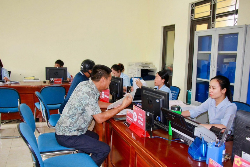 Thực hiện thủ tục hành chính tại Trung tâm phục vụ hành chính công đặc khu Cô Tô, tỉnh Quảng Ninh. (Nguồn: Truyền thông và Văn hóa Cô Tô)