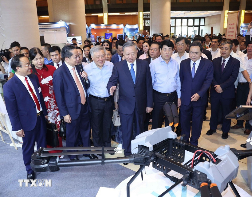 Tổng Bí thư Tô Lâm và các đại biểu tham quan triển lãm "Những thành tựu trong xây dựng và thực thi pháp luật" và "Những thành tựu trong phát triển kinh tế tư nhân và các gian hàng trưng bày sản phẩm của các doanh nghiệp tư nhân." (Ảnh: Thống Nhất/TTXVN)