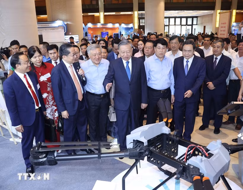 Tổng Bí thư Tô Lâm và các đại biểu tham quan triển lãm "Những thành tựu trong xây dựng và thực thi pháp luật" và "Những thành tựu trong phát triển kinh tế tư nhân và các gian hàng trưng bày sản phẩm của các doanh nghiệp tư nhân." (Ảnh: Thống Nhất/TTXVN)