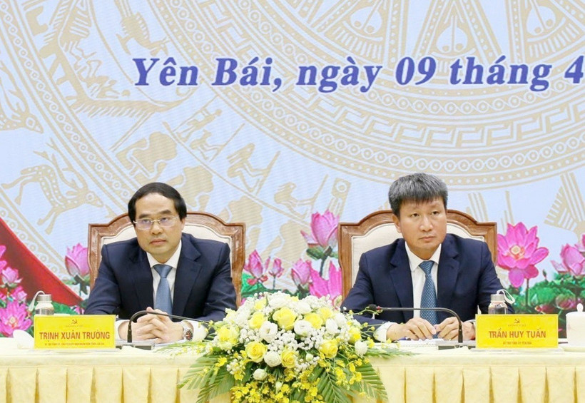 Bí thư Tỉnh ủy Yên Bái Trần Huy Tuấn (bên phải) và Bí thư Tỉnh ủy, Chủ tịch Ủy ban Nhân dân tỉnh Lào Cai Trịnh Xuân Trường (bên trái) đồng chủ trì hội nghị. (Ảnh: TTXVN phát)