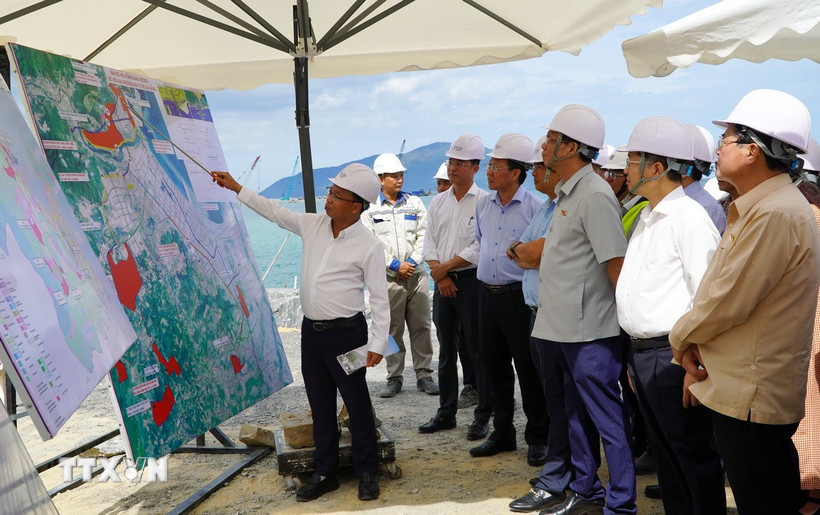 Đoàn công tác Ủy ban Thường vụ Quốc hội khảo sát tại dự án bến cảng Liên Chiểu. (Ảnh: Quốc Dũng/TTXVN)